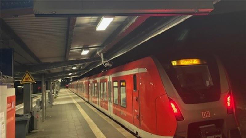 Von der Reeperbahn nach Stade: Mit Nachtschwärmern in der S-Bahn Ein S-Bahn-Zug steht in der Nacht zu Sonntag im Bahnhof Stade. Nur am Wochenende fährt jeweils in der Nacht die S3 bis nach Stade und zurück.