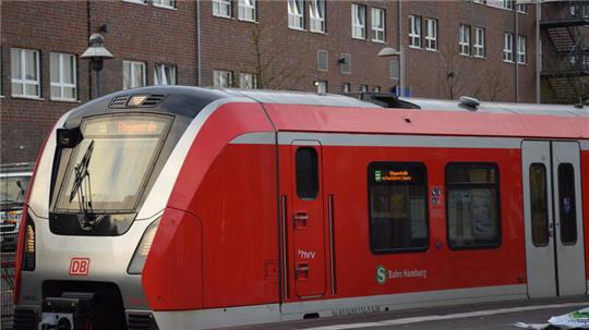 Ein S-Bahnzug hält am Bahnhof Buxtehude. 