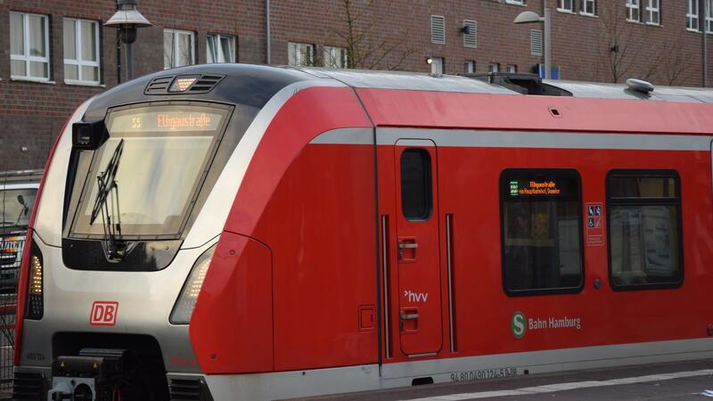 S-Bahn: Viel mehr Zugausfälle in diesem Jahr - Experten nennen Probleme und Lösungsansätze Ein S-Bahnzug hält am Bahnhof Buxtehude. Laut der S-Bahn Hamburg fahren die Züge auf der neuen S-Bahnlinie S5 zu 95,6 Prozent pünktlich.