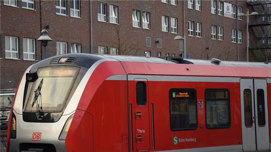 Ein S-Bahnzug hält am Bahnhof Buxtehude (Symbolbild)