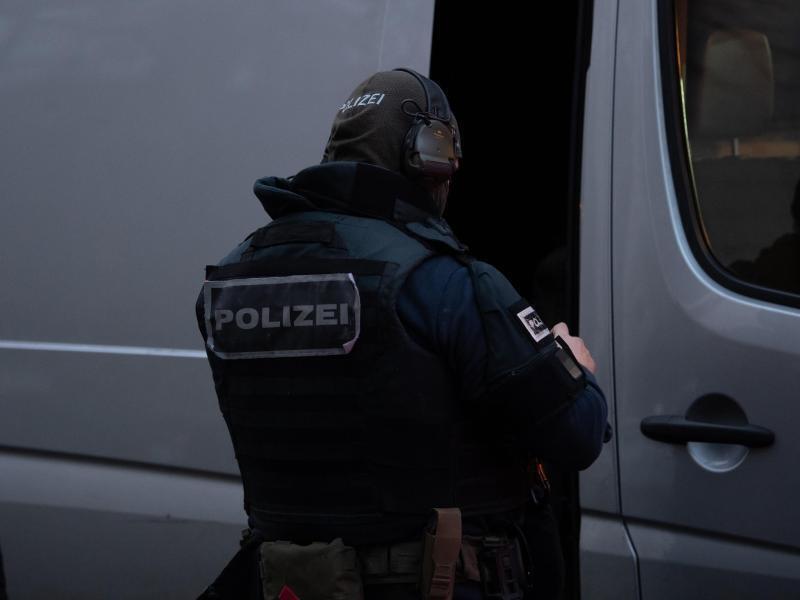 Mutmaßlicher Messerstecher gefasst – SEK-Einsatz in Neu Wulmstorf Ein SEK-Beamter im Einsatz (Symbolbild). Foto: Paul Zinken/dpa