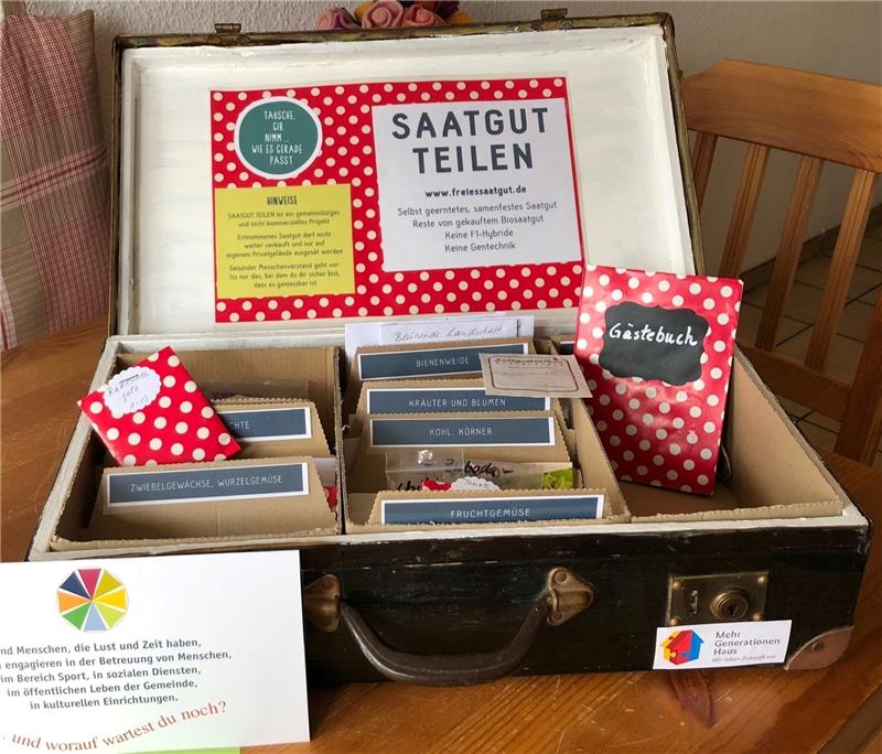 Ein Saatgutkoffer steht im Mehrgenerationenhaus.