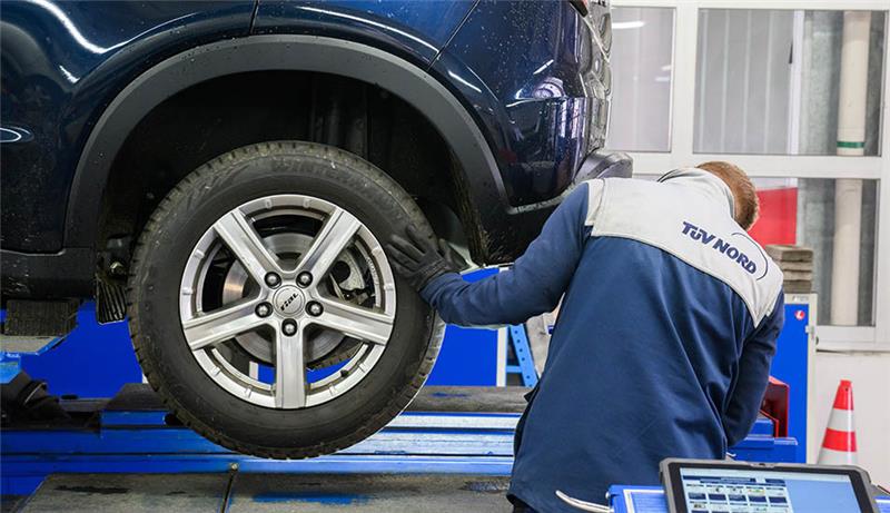 Neue TÜV Nord-Statistik: Zwei Drittel aller Autos verkehrssicher Ein Sachverständiger vom Tüv Nord überprüft bei einer Hauptuntersuchung (HU) einen PKW. Foto: Julian Stratenschulte/dpa