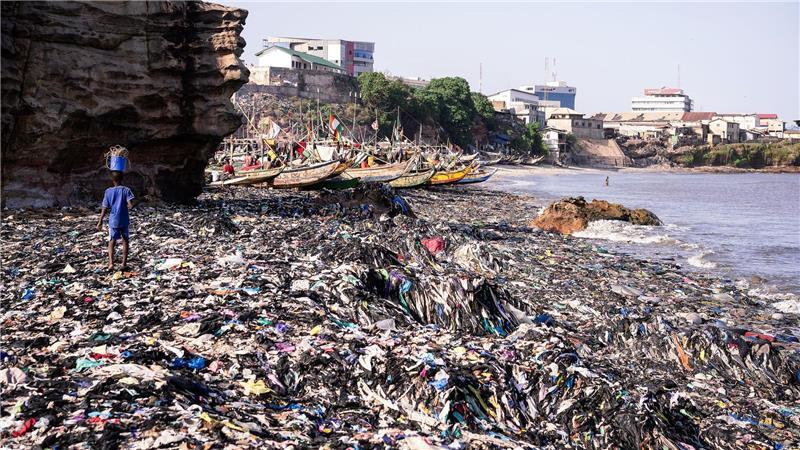 Ein Sandstrand, dessen Sand gar nicht mehr zu sehen ist: Massen an Klamotten vermüllen diesen Küstenabschnitt von Accra. 
