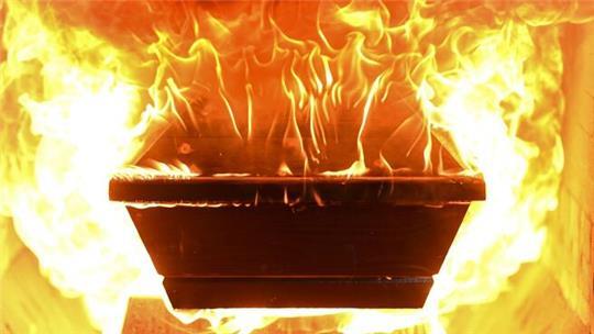 Ein Sarg fängt Feuer, nachdem er in den Ofen des Krematoriums hineingefahren wurde.