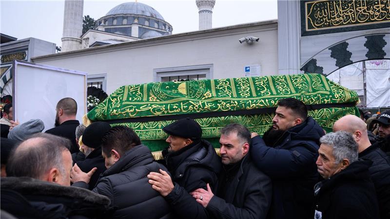 Ein Sarg wird nach dem Trauergebet vor der Beerdigung eines 62-Jährigen aus der Neuköllner Sehitlik-Moschee getragen.