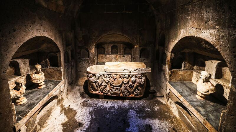 Abstieg ins Totenreich - Ein Grab wie bei Indiana Jones Ein Sarkophag und Büsten in der Grabkammer.