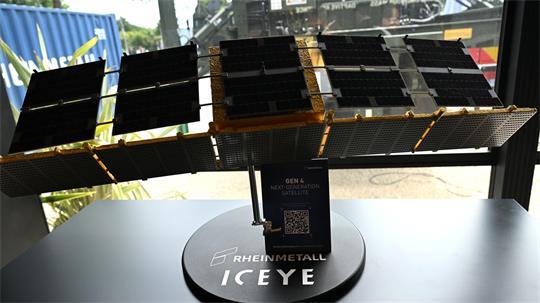 Ein Satelliten-Modell bei der Pariser Waffenmesse Eurosatory im Sommer im Maßstab eins zu vier. In kompletter Größe sind die Satelliten 3,3 Meter lang und 0,8 Meter breit. 