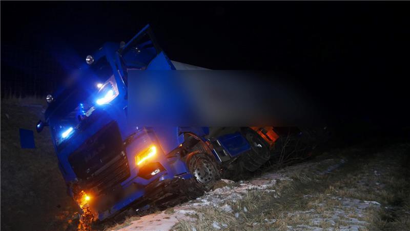 Ein Sattelzug-Fahrer ist auf der A1 eingeschlafen und von der Fahrbahn abgekommen.