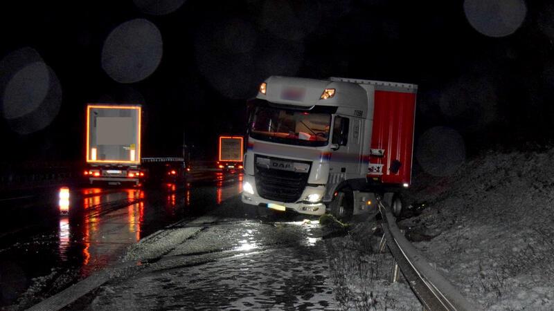 Ein Sattelzug ist zwischen den Anschlusstellen Cloppenburg und Vechta auf der Autobahn A1 in eine Leitplanke geraten.