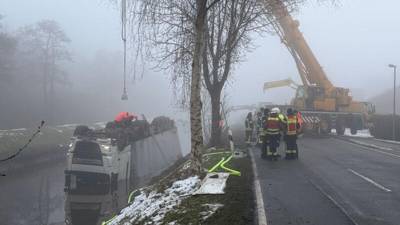 Ein Sattelzug landet in Rhauderfehn kopfüber in einem Kanal, der Fahrer wird schwer verletzt.