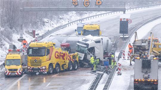 Ein Sattelzug steht nach einem Unfall auf der Autobahn 17 vor dem Tunnel Altfranken an einer Schrankenanlage in der Mittelleitplanke. 