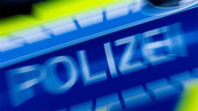Ein Schaden von mehreren Tausend Euro ist beim Brand eines mobilen Blitzers entstanden. (Symbolbild)