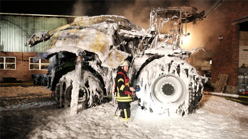 Ein Schaden von mehreren hunderttausend Euro verursachte der Brand eines Maishäckslers in Hammah.