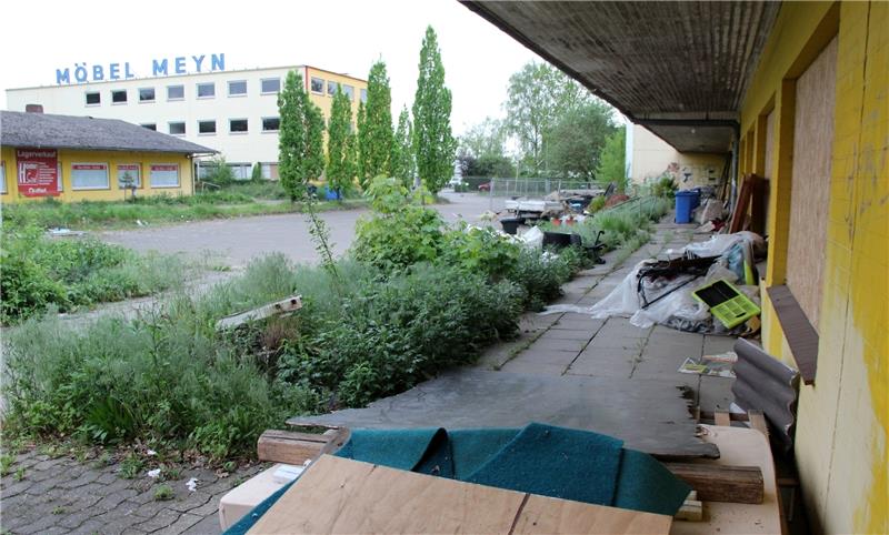 Ein Schandfleck kommt endlich weg: Auf dem ehemaligen Gelände von Möbel Meyn an der B 73 soll ein Famila-Markt gebaut werden. Foto Wahba