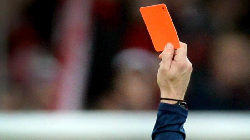 Kurioses Testspiel gegen Eindhoven: HSV protestiert gegen Rote Karte Ein Schiedsrichter zeigt eine Rote Karte (Symbolbild).