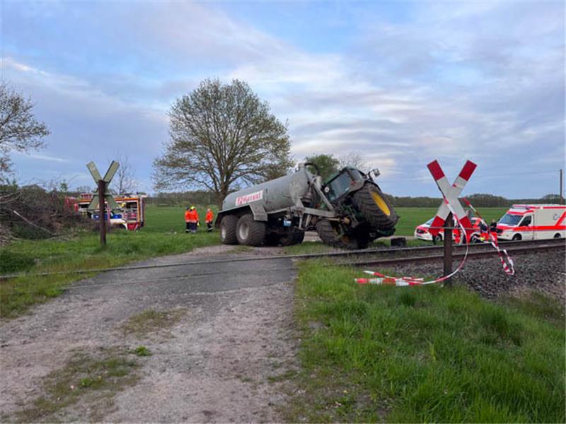 Trecker kollidiert mit Zug – Fahrer stirbt am Unfallort Ein Schienenfahrzeug ist mit dem Trecker zusammengestoßen. Foto: Polizei
