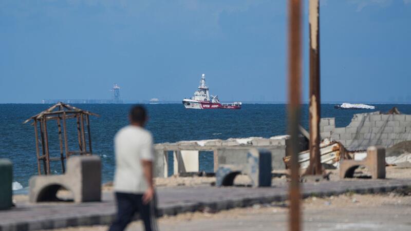 Aktivisten: Schiff mit Hilfsgütern erreicht den Gazastreifen Ein Schiff der Hilfsorganisation Open Arms nähert sich der Küste des Gazastreifens und schleppt einen Lastkahn mit 200 Tonnen humanitärer Hilfe.