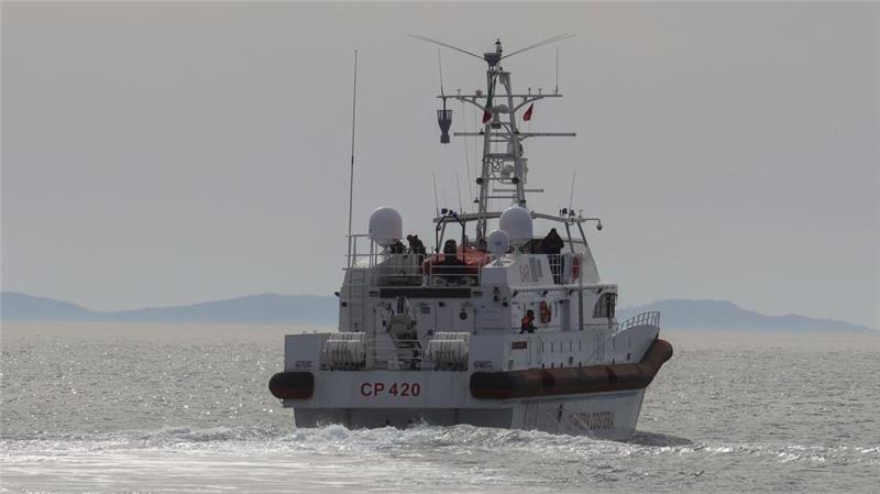 Ein Schiff der italienischen Küstenwache bringt eine Gruppe von 43 Migranten aus Albanien nach Italien. (Archivbild)