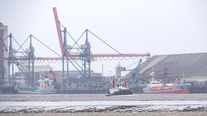 Ein Schiff fährt am Hafen von Brake entlang. Auf dem Hafengelände soll eine Anlage zur Produktion von Wasserstoff entstehen.