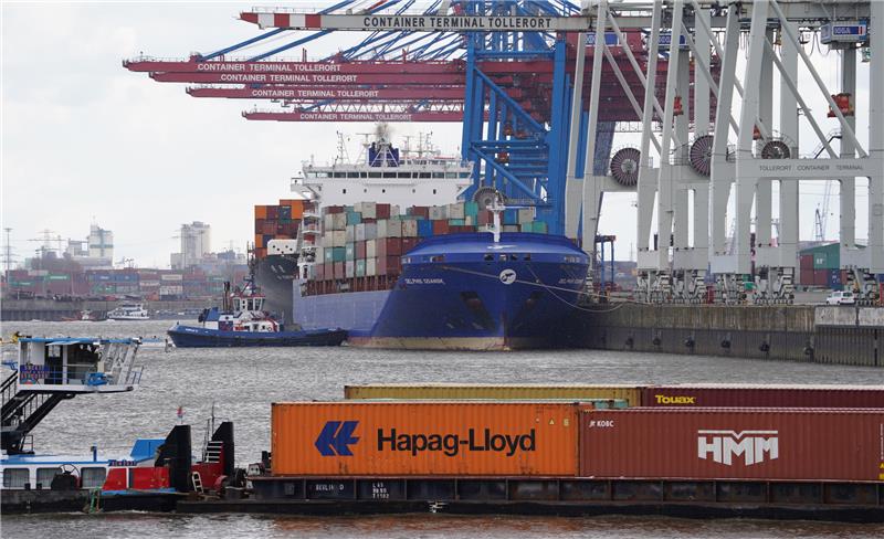 HHLA setzt auf grünen Wasserstoff Ein Schiff fährt auf der Elbe im Hamburger Hafen am Containerterminal Tollerort vorbei. Foto: Marcus Brandt/dpa
