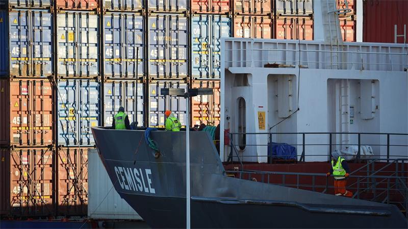 Ein Schiff fährt langsam in die Schleusenkammer der Brunsbütteler Schleuse. Im Vergleich der drei Nordländer entwickelte sich die Wirtschaft Schleswig-Holsteins am besten.