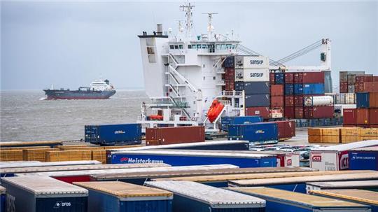 Ein Schiff liegt am Hafen vom Cuxport.