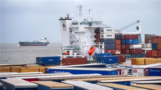 Ein Schiff liegt im Hafen Cuxhavens.