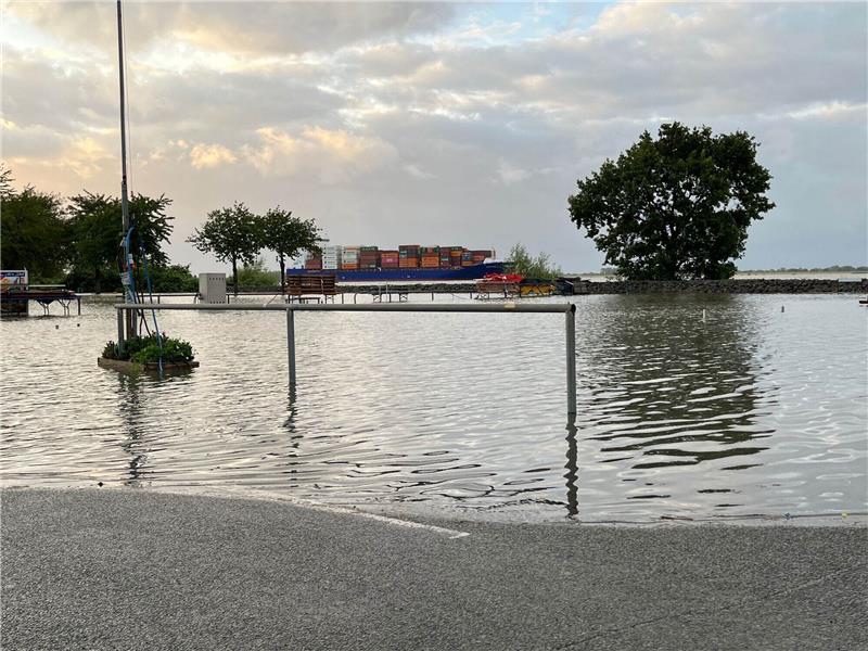 Sturmtief „Zacharias“ fegt über den Landkreis Stade Ein Schiff zieht am überfluteten Lühe-Anleger vorbei. Foto: Battmer