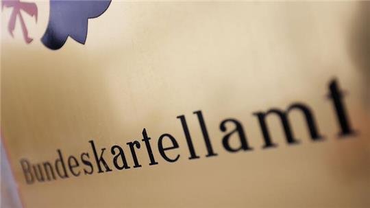 Ein Schild „Bundeskartellamt“ hängt vor dem Sitz der Behörde.