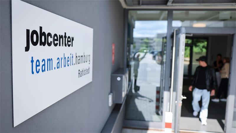 Hamburger Jobcenter registrieren mehr Widersprüche Ein Schild „Jobcenter team.arbeit.hamburg“ hängt am Eingang zum Jobcenter Hamburg-Rahlstedt. (Foto-Produktion)