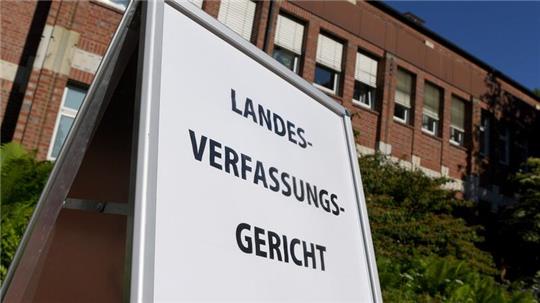 Ein Schild „Landesverfassungsgericht“ steht vor dem Gerichtsgebäude.