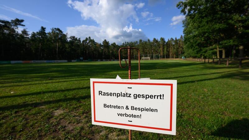 Ein Schild „Rasenplatz gesperrt!“ steht am Fußballplatz des SV Grün-Weiß Großdittmannsdorf.