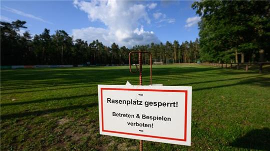 Ein Schild „Rasenplatz gesperrt!“ steht am Fußballplatz des SV Grün-Weiß Großdittmannsdorf.