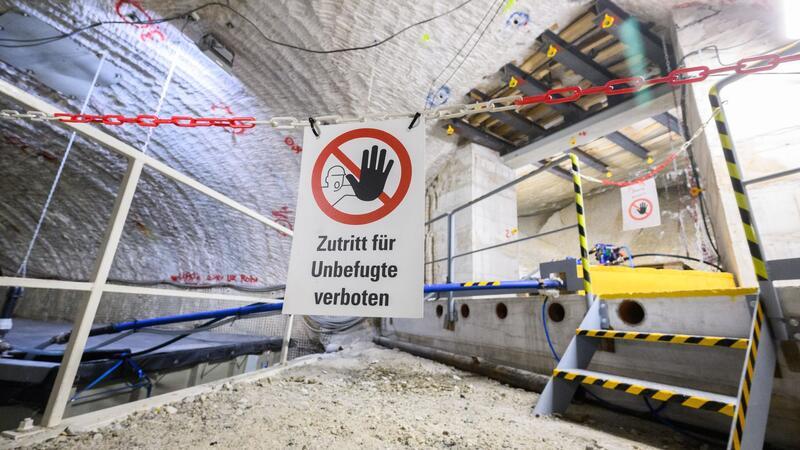 Ein Schild „Zutritt für Unbefugte verboten“ hängt im Atommülllager Asse im Landkreis Wolfenbüttel.