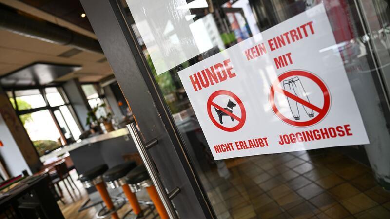 Ein Schild am Eingang weist darauf hin, wer und was nicht in das Café darf.