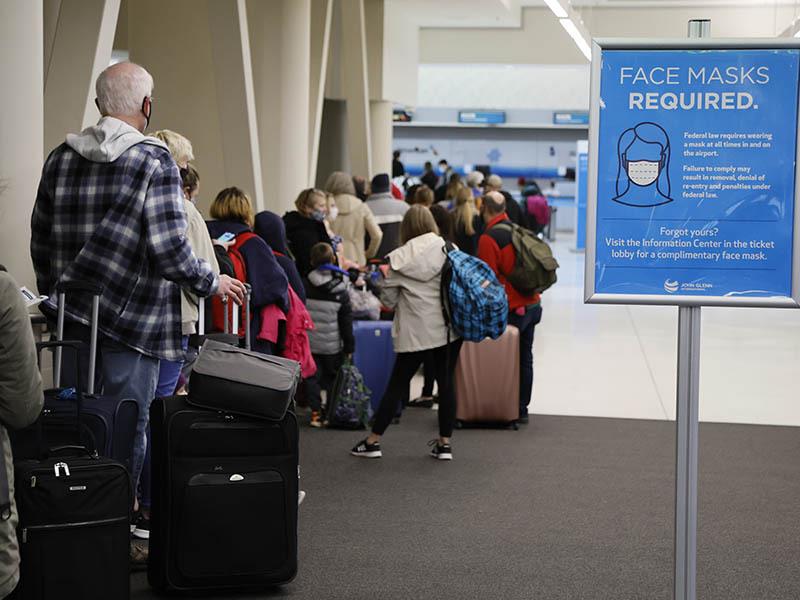 Ein Schild am Flughafen Port Columbus International weist auf das Tragen einer Mund-Nasen-Bedeckung hin. Foto: Jay Laprete/AP/dpa