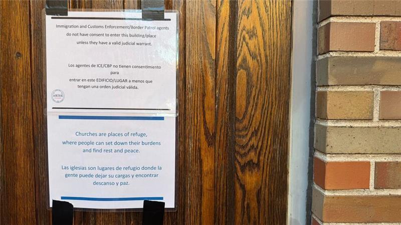 Wie sich Chicago gegen Trumps Abschiebepolitik stemmt Ein Schild am Hintereingang der Augustana Lutheran Church weist darauf hin, dass Beamte der US-Polizei- und Einwanderungsbehörde (ICE) ohne richterlichen Beschluss keinen Zutritt haben.