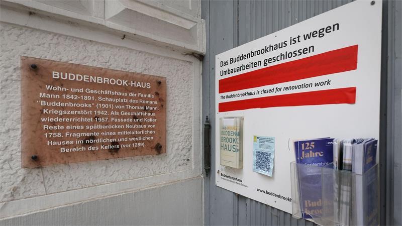 Weltliteratur aus Lübeck: 125 Jahre Buddenbrooks Ein Schild am geschlossenen Buddenbrookhaus in der Lübecker Altstadt weist auf die Umbauarbeiten hin.