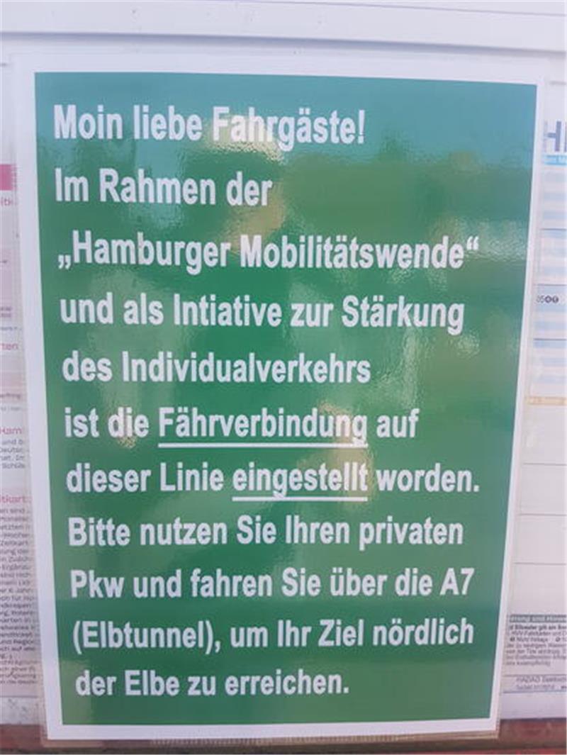 Gasthof gerettet: Altes Fährhaus in Cranz soll wieder öffnen Ein Schild an der Haltestelle der derzeit nicht in Betrieb befindlichen Fährlinie Cranz-Blankenese. Vermutlich hat sich jemand damit einen Scherz erlaubt.