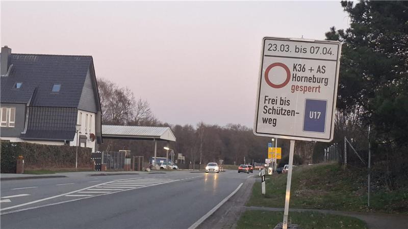 Ein Schild auf der B73 in Horneburg informiert über die geplanten Baumaßnahmen am A26-Zubringer.