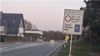 Ein Schild auf der B73 in Horneburg informiert über die geplanten Baumaßnahmen am A26-Zubringer.