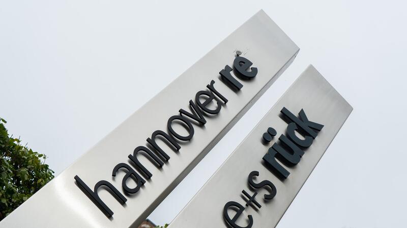 Hannover Rück hebt nach Rekordgewinn die Dividende an Ein Schild der Hannover Rück.