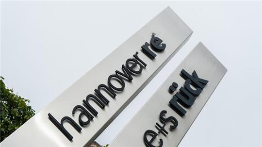 Ein Schild der Hannover Rück.