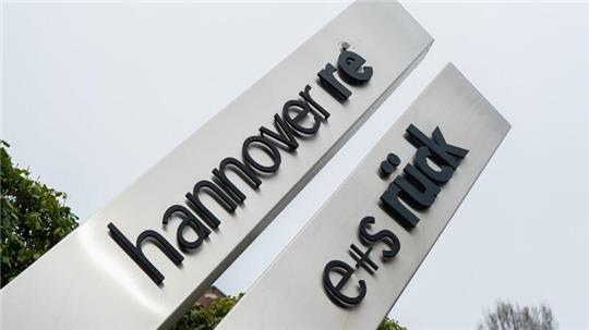 Ein Schild der Hannover Rück steht vor dem Hauptsitz der Versicherung.