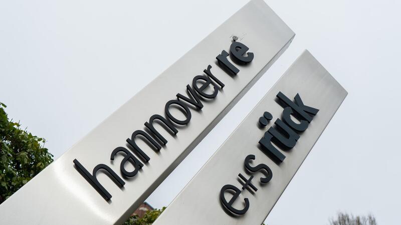 Ein Schild der Hannover Rück steht vor dem Hauptsitz der Versicherung.