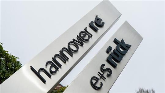 Ein Schild der Hannover Rück steht vor dem Hauptsitz der Versicherung.