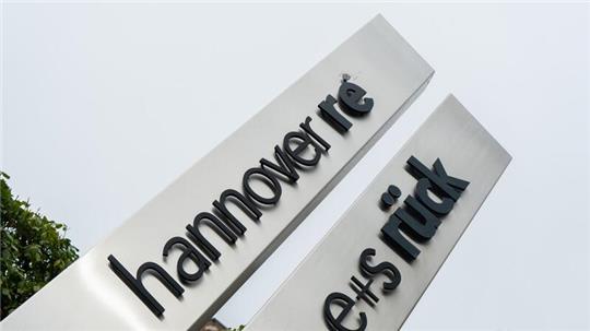 Ein Schild der Hannover Rück steht vor dem Hauptsitz der Versicherung.