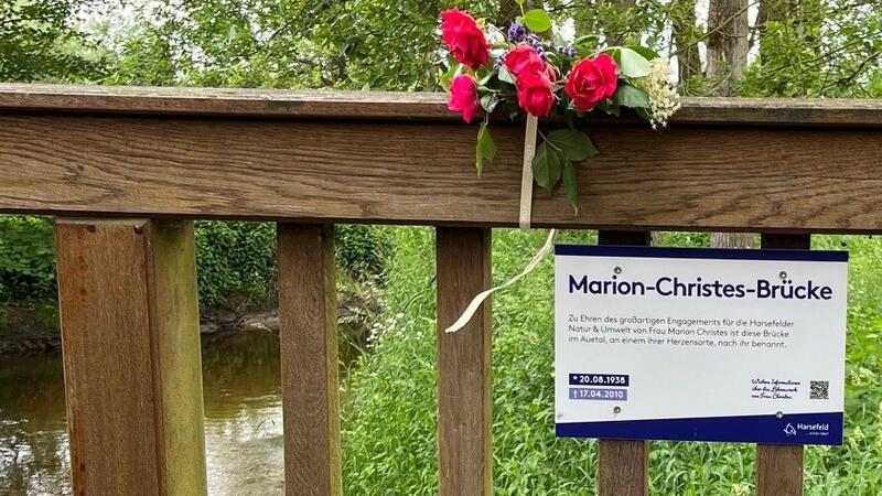 Ein Schild erinnert an die Harsefelderin und ihre Arbeit im Agenda-Arbeitskreis Natur und Umwelt.