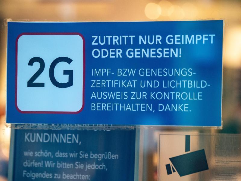 Ein Schild für die Zugangsregeln nach der 2G-Regel. Foto: Stefan Sauer/dpa